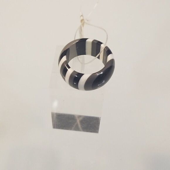 Black And White Striped Ring Retro Mod Plastic Size 6.5 New Tags - Picture 3 of 5